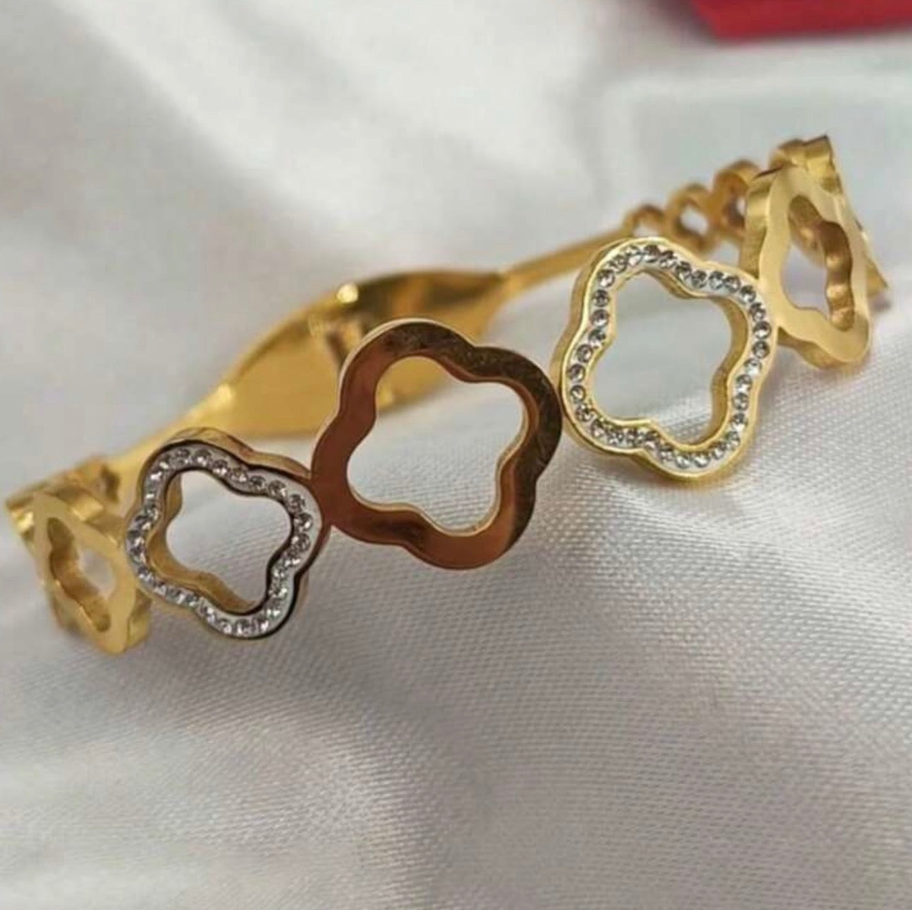 MT) Clover Bangle