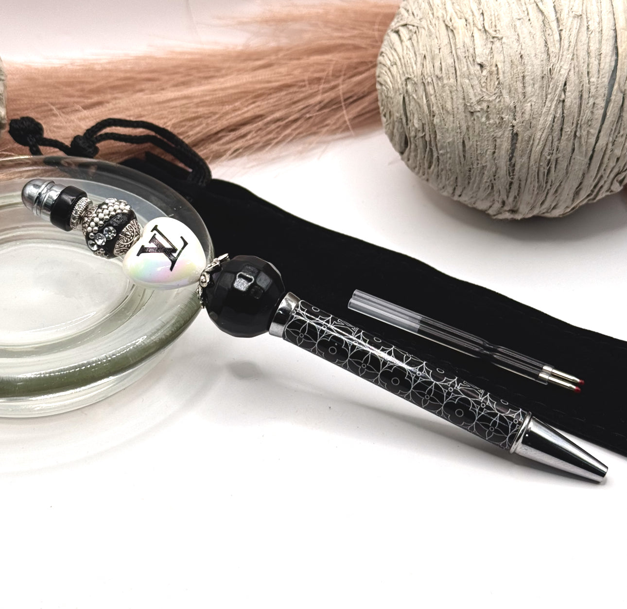 ZP) Black & White LV Heart Pen